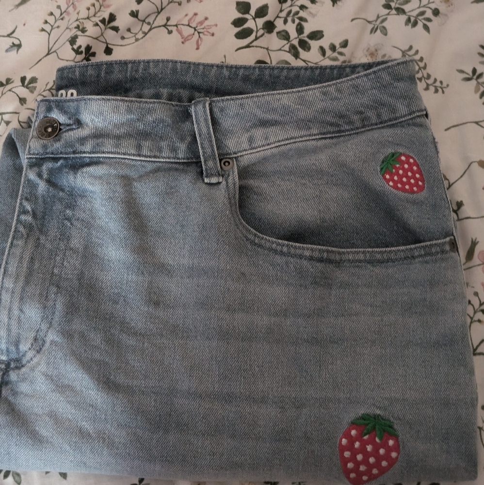 Blue Mom Jeans w Embroidered Strawberries